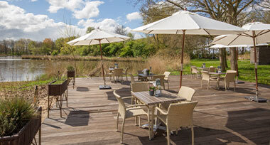Bovenaanzicht van het terras van Fletcher Hotel-Restaurant Spaarnwoude