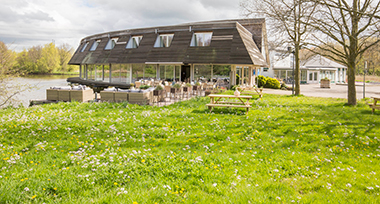 Terras en omgeving van Fletcher Hotel-Restaurant Spaarnwoude