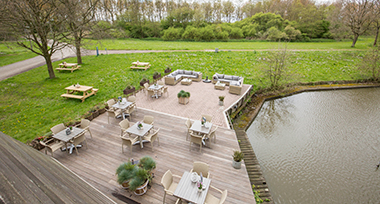 Bovenaanzicht van het terras van Fletcher Hotel-Restaurant Spaarnwoude